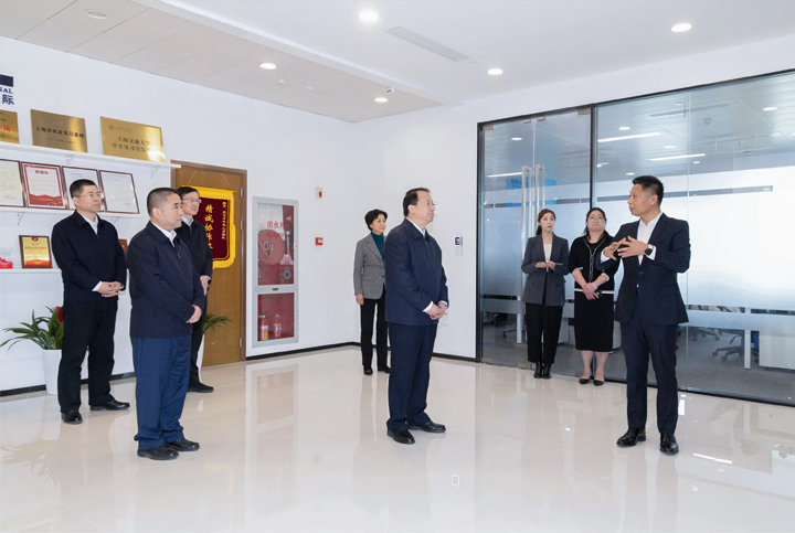 上海市长龚正一行察看AI知名人力资源服务公司万象城AWC国际的AI赋能人力资源数据动态分析平台